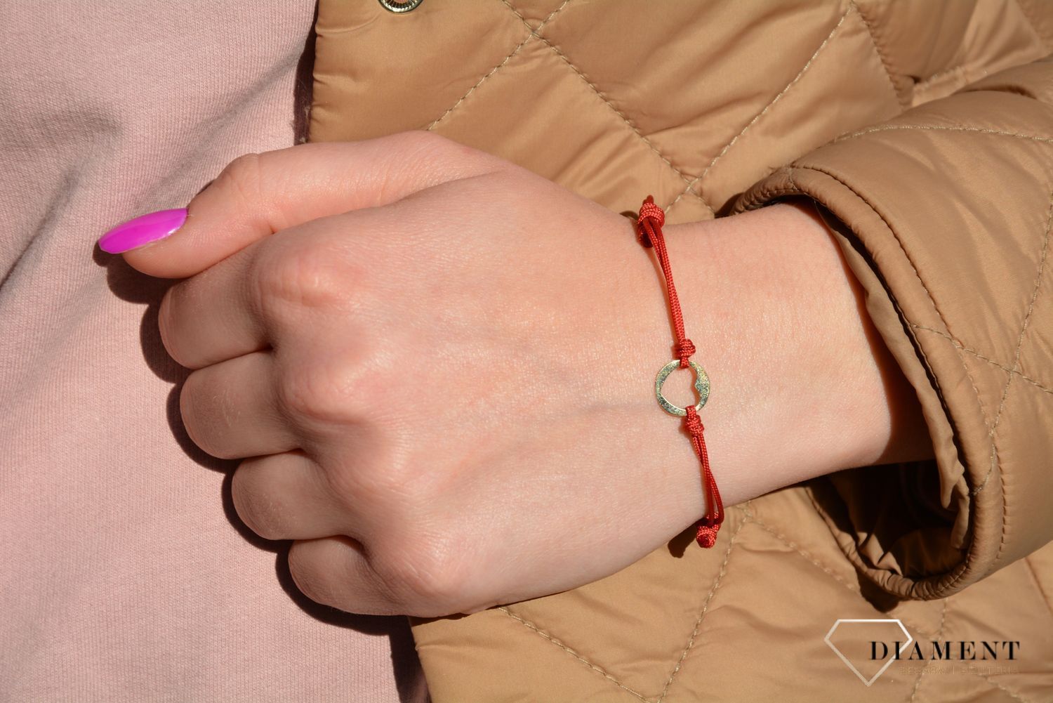 Bransoletka na czerwonym sznureczku z elementem ozdobnym w kształcie blaszki z wyciętym sercem. Czerwony rzemyk z sercem. Prezent dla ukochanej. Prezent dla mamy.  (1).jpg